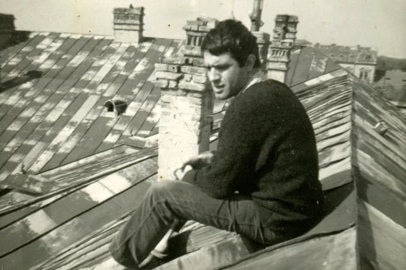 Benes József az adai utca 2-es szám alatti épületének tetőjén