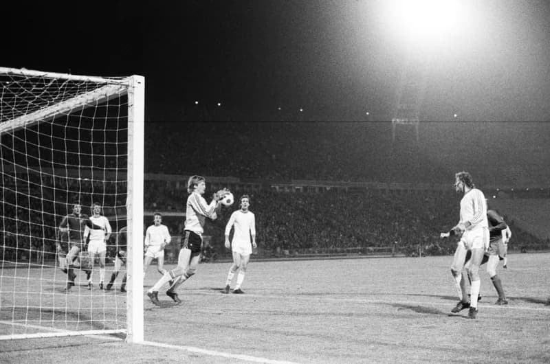 Futbalmeccsek : Újpest Dózsa-Honvéd 3:2; FTC-Vasas 1:1