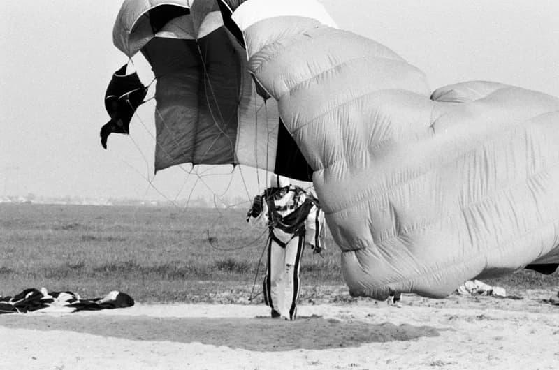 Ejtőernyősök a cseneji reptéren