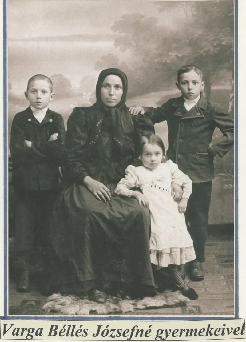 Varga Béllés Józsefné gyermekeivel