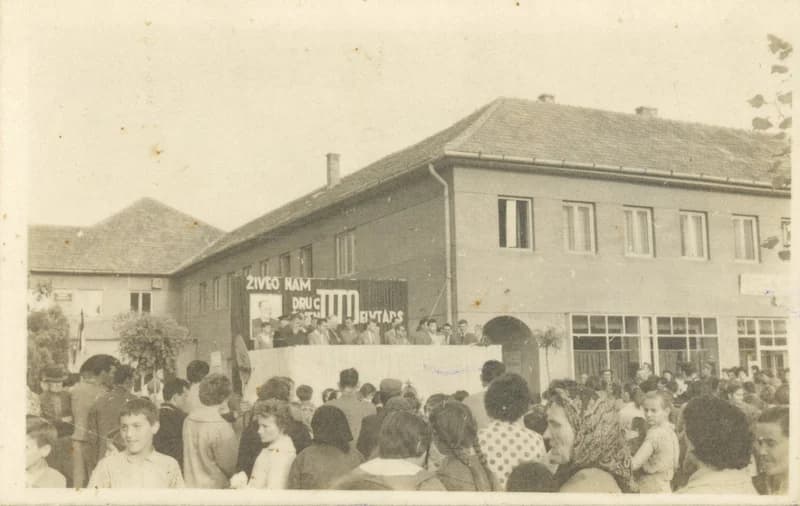 Beszédet mond Koperec elnök