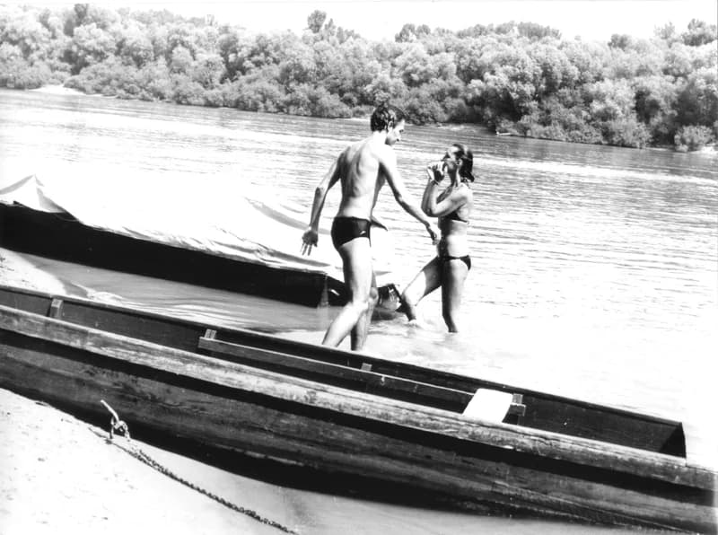 A Fehér család és barátaik a zentai Tisza-parton a "Halászcsárdánál"  