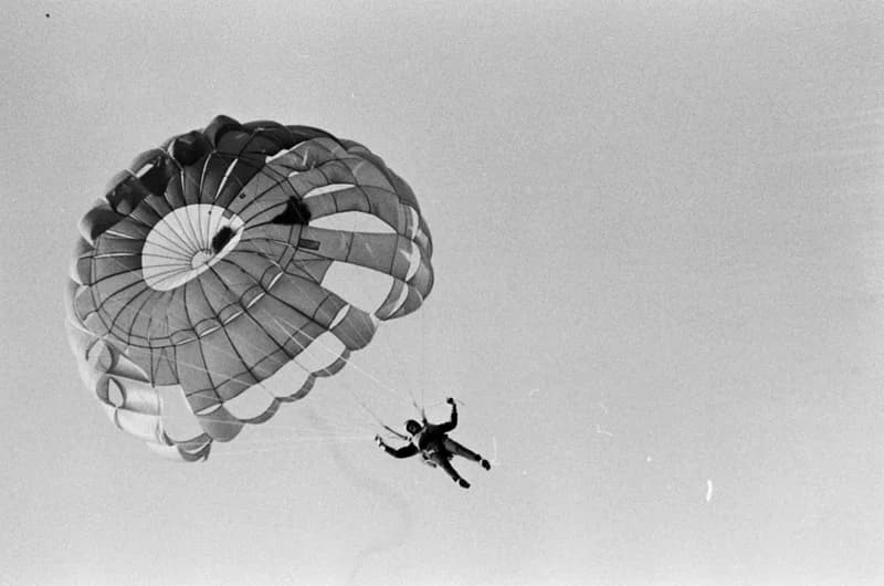 Ejtőernyősök a cseneji reptéren