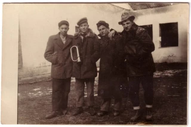 Férfiak egy kürttel