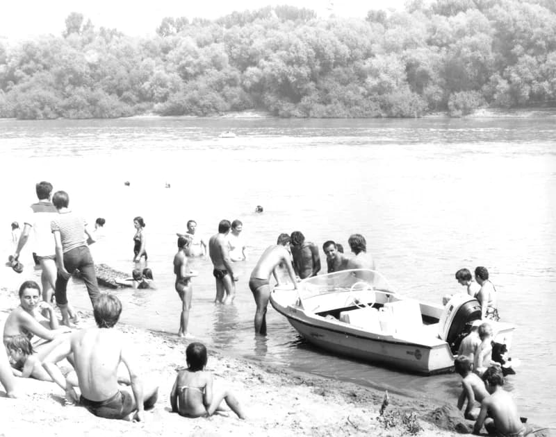 A Fehér család és barátaik a zentai Tisza-parton a "Halászcsárdánál"  