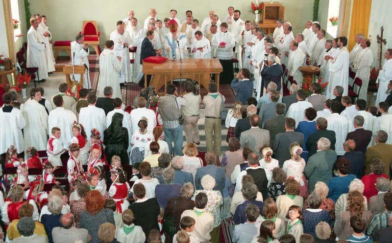 A temerini Lourdes-i Szűz Mária emléktemplom (Lourdes-i Boldogasszony templom)  felszentelési szertartása  és   ez  alkalomból  bemutatott szentmise, 2000. 7. 20,  Csütörtök