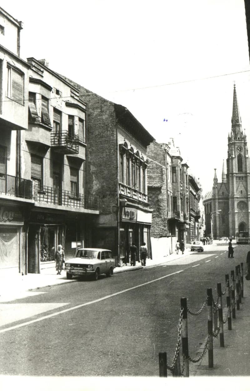 Újvidéki utca templommal