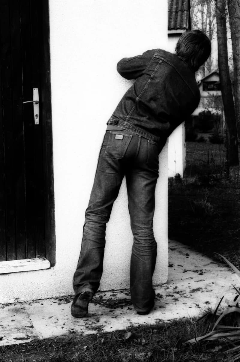 Baráth kinéz a sarok mögül