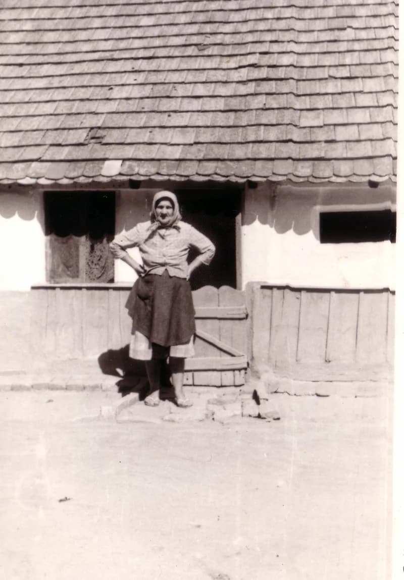 Konc Mária az udvaron
