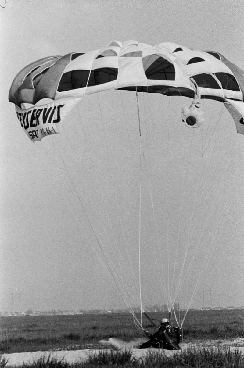 Ejtőernyősök a cseneji reptéren