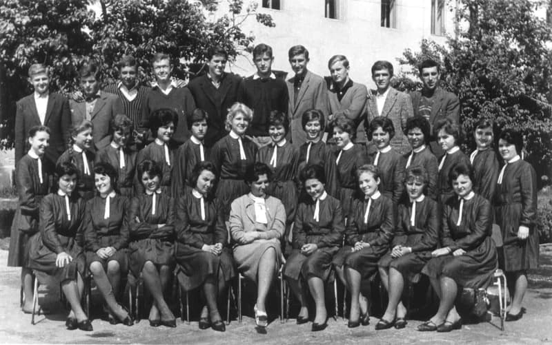 Gimnáziumi osztálykép (Fehér Klára osztályfőnök)