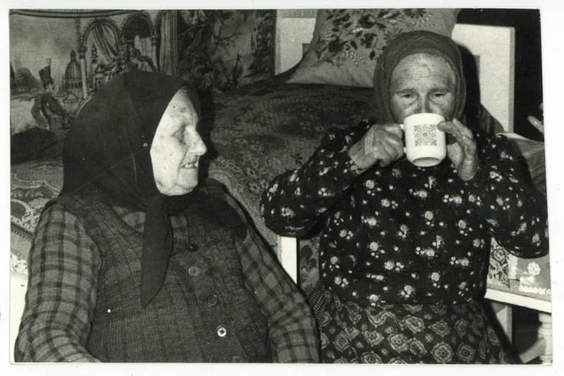 Szenesvízzel gyógyító asszony