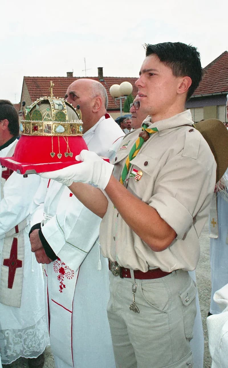 A temerini Lourdes-i Szűz Mária emléktemplom előtti események a felszentelés előtti pillanatokban