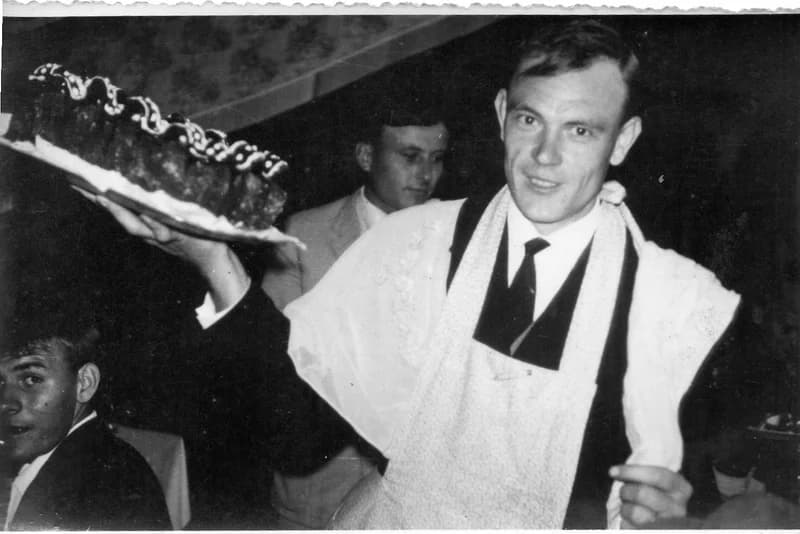 Sinkovits Boldizsár vőfély a tortával