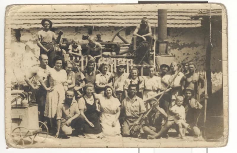 Csoportkép a cséplőgép előtt