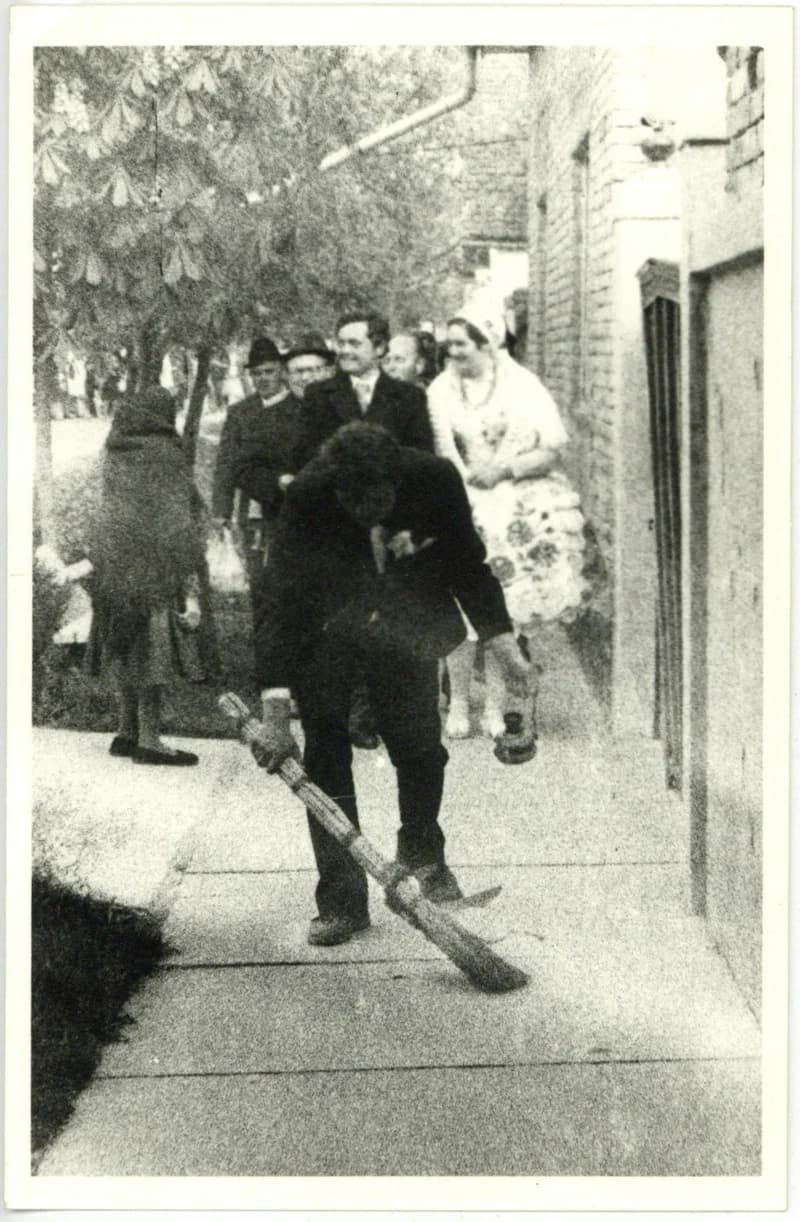 Az új pár hazakísérése a lakodalom után