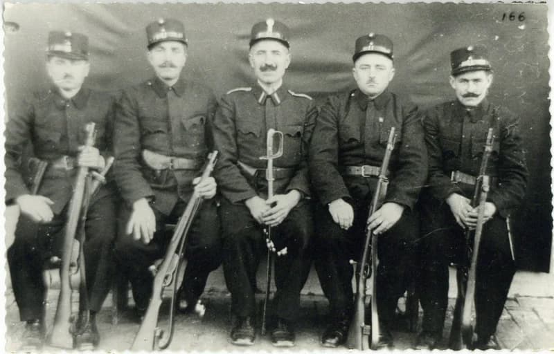 Egyenruhás férfiak