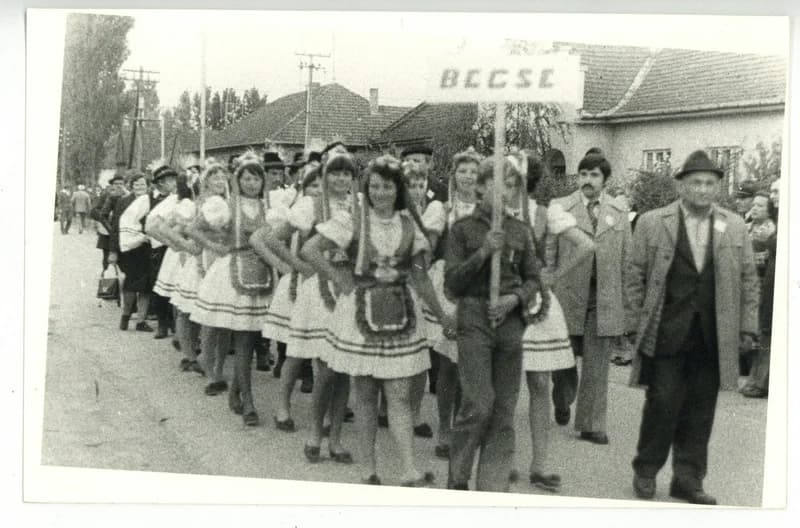 Néptánccsoportok felvonulása