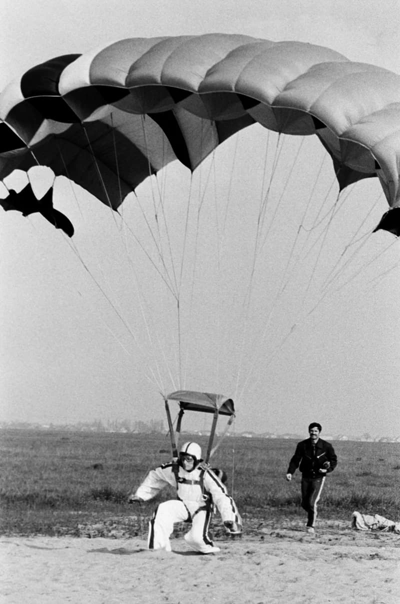 Ejtőernyősök a cseneji reptéren