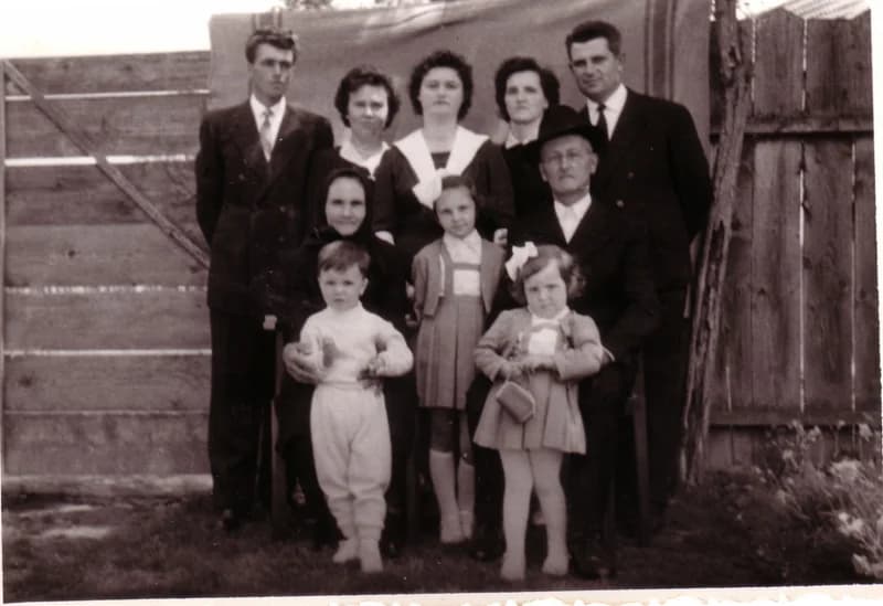 Id. Hugyi András  és Mária családjuk körében