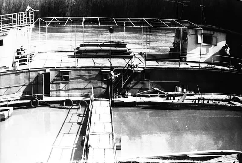 Fehér László a tiszai mólónál