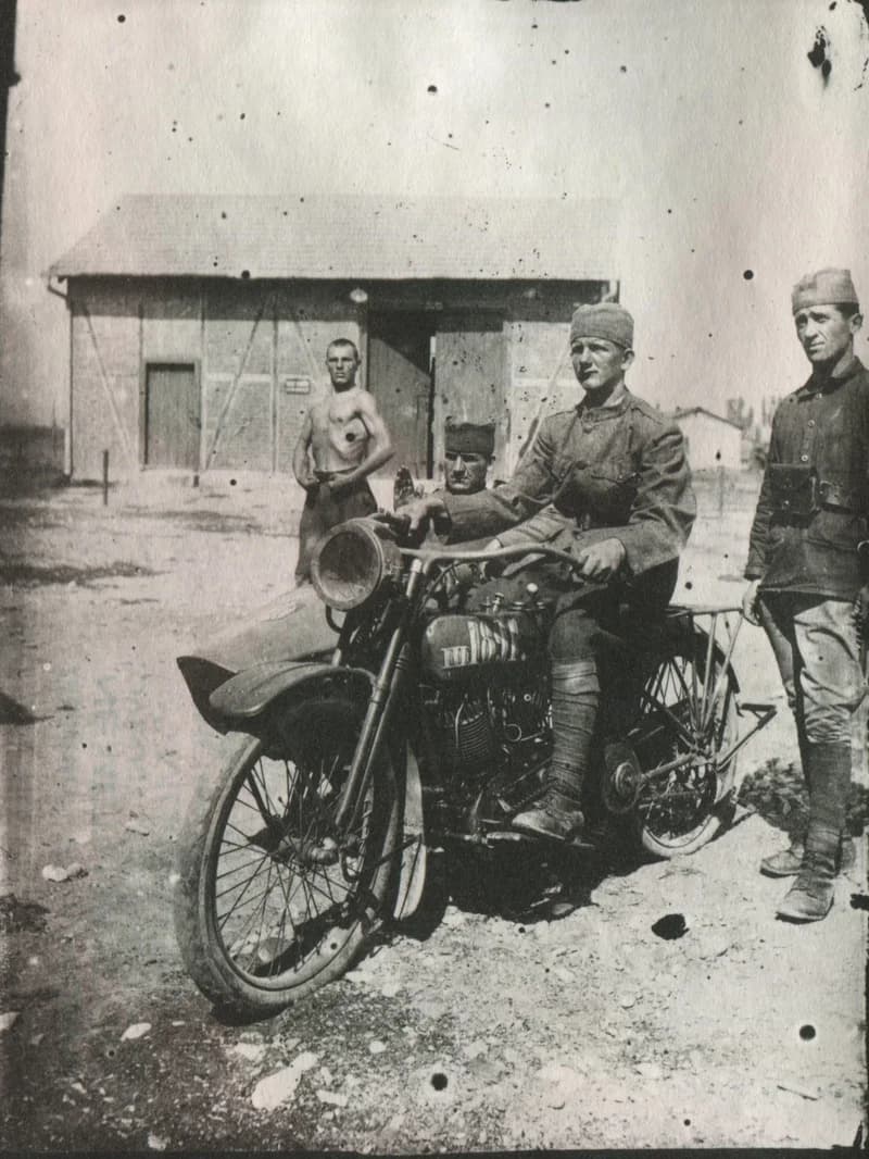 Katona motorkerékpáron