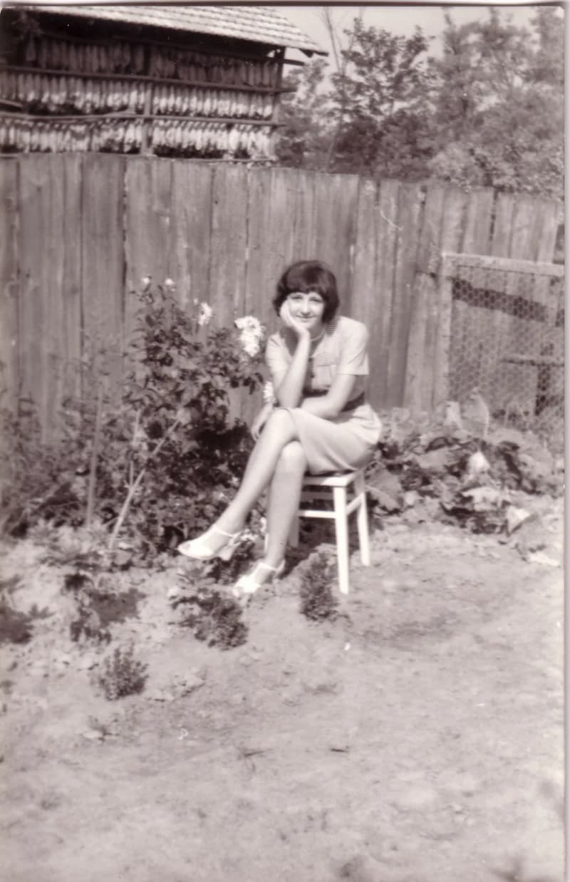 Lány  rózsával és  dohányfüzérek