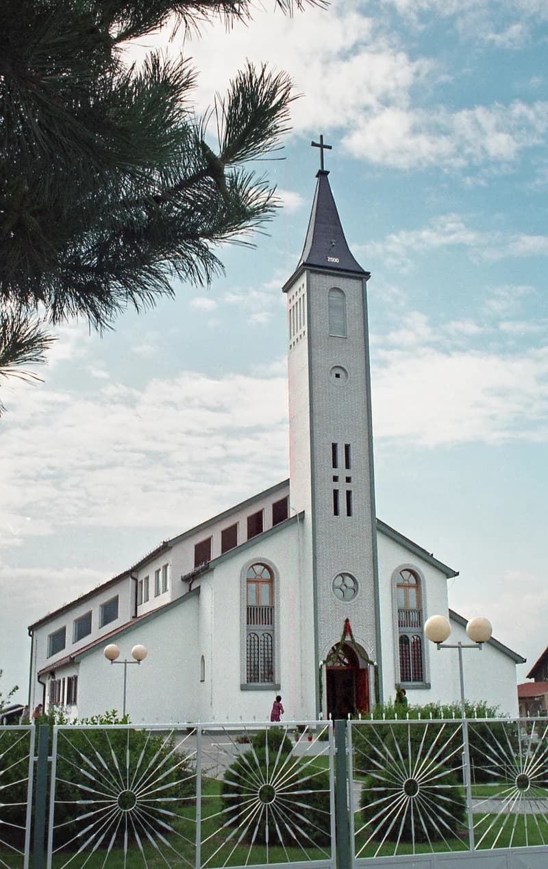 A temerini Lourdes-i Szűz Mária emléktemplom a felszentelése előtti estén, 2000. július 19.