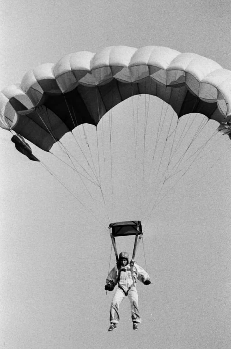 Ejtőernyősök a cseneji reptéren