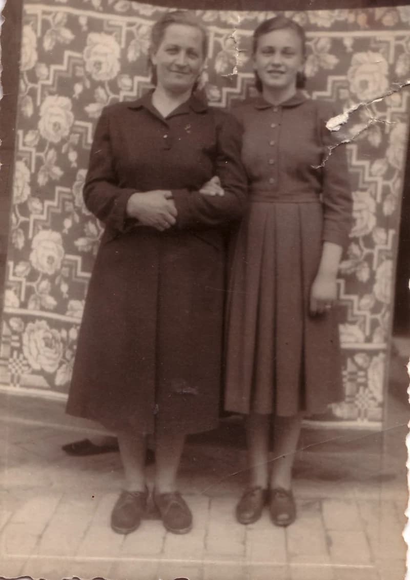 Gruik Erzsébet édesanyjával