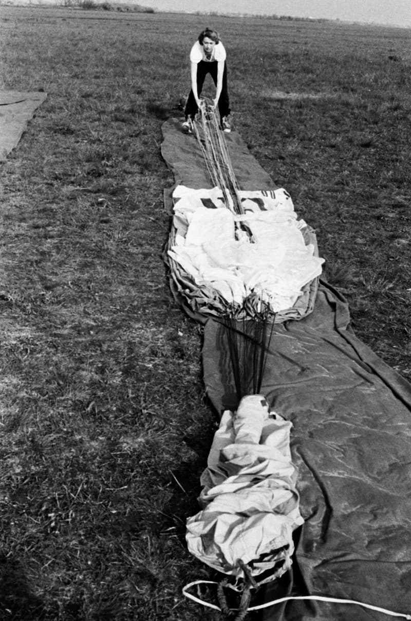 Ejtőernyősök a cseneji reptéren