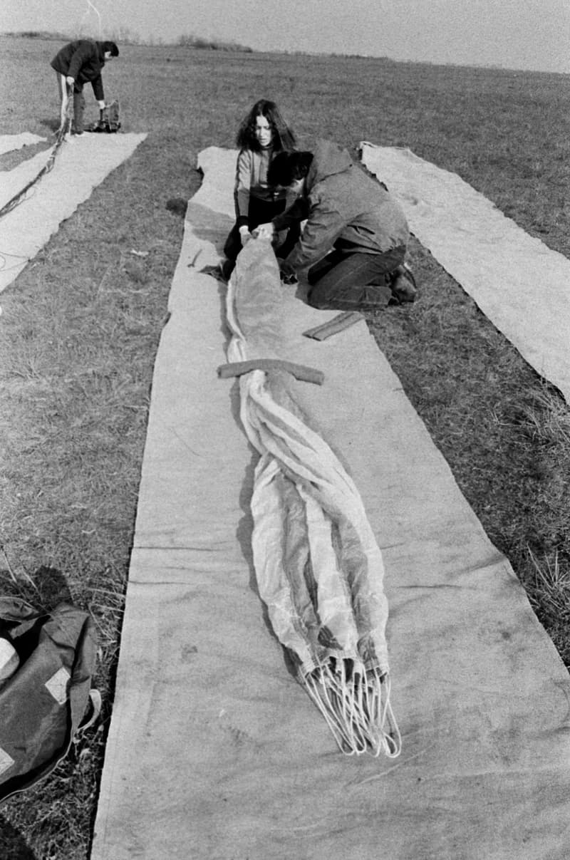 Ejtőernyősök a cseneji reptéren