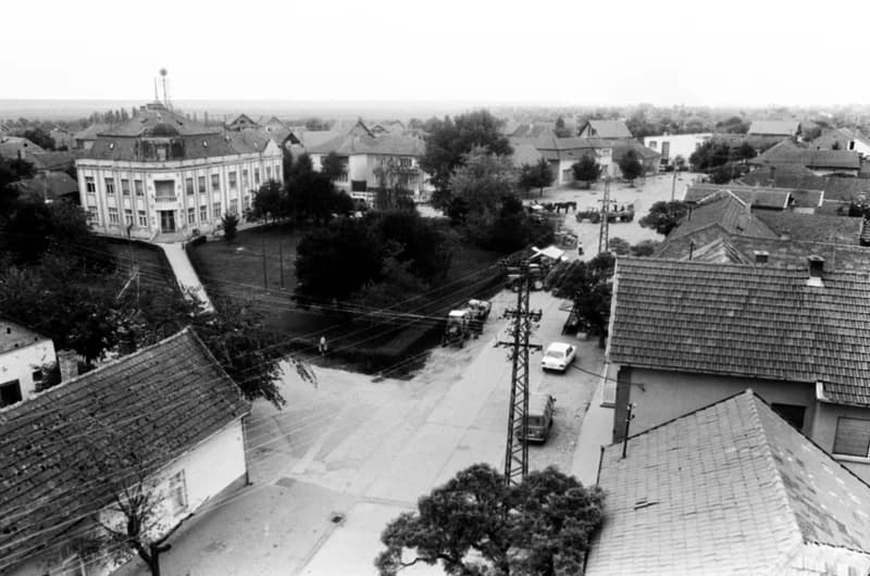 Magyarkanizsa: áruház, főutca, városháza