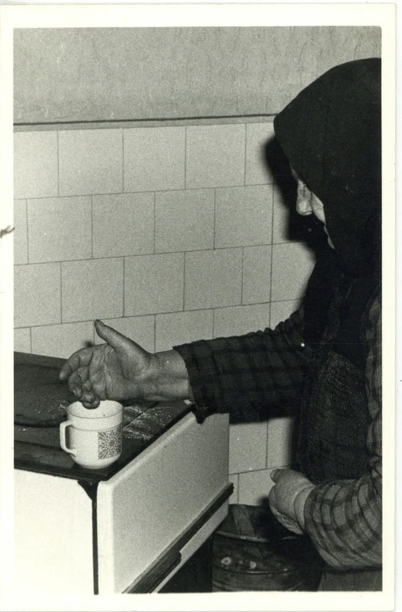 Szenesvízzel gyógyító asszony