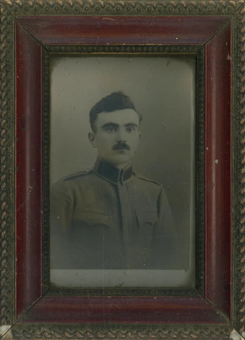 Katonaportré keretben