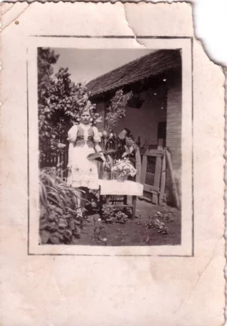 Lány magyaros ruhában