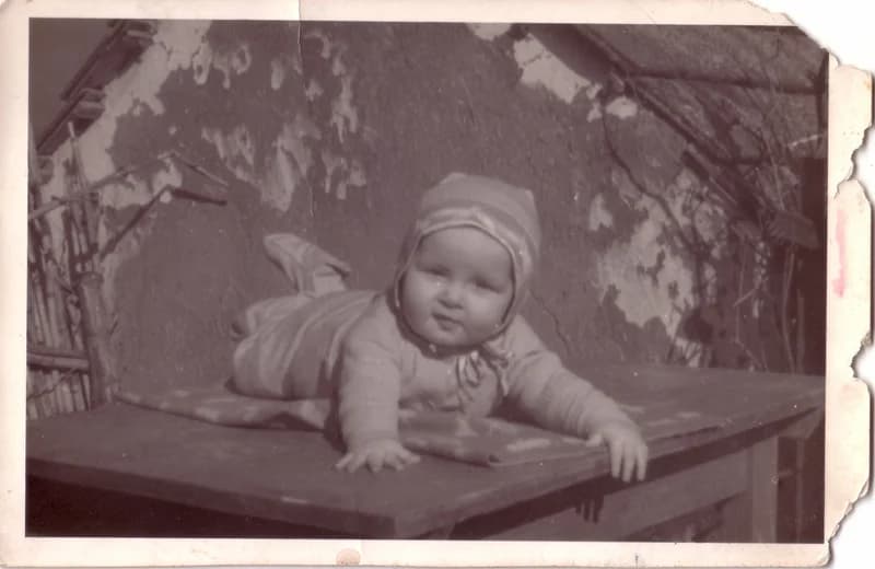 Kisgyerek az asztalon