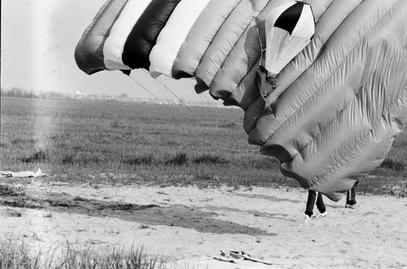 Ejtőernyősök a cseneji reptéren
