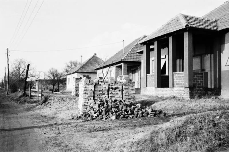 Település a Zorka gyárnál és a gyár füstje