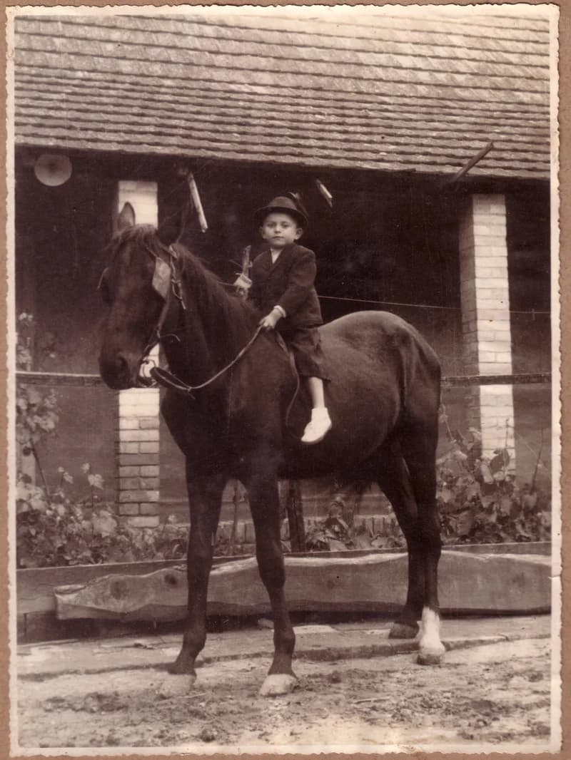 Széll Flórián lovon