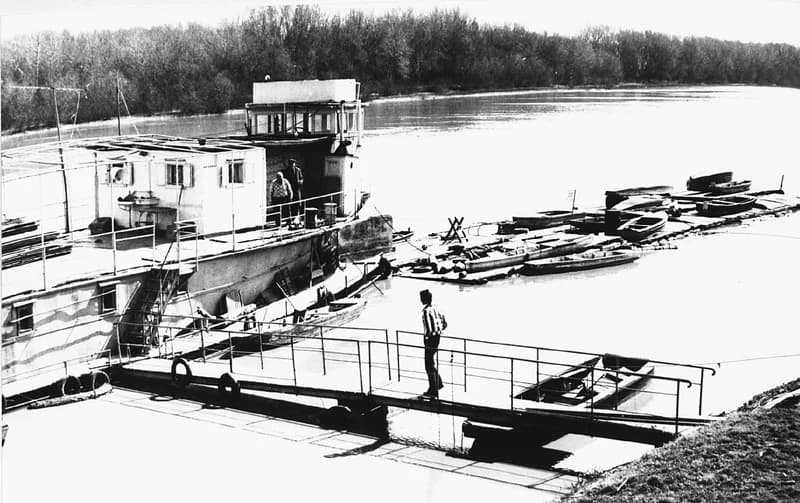 Fehér László a tiszai mólónál