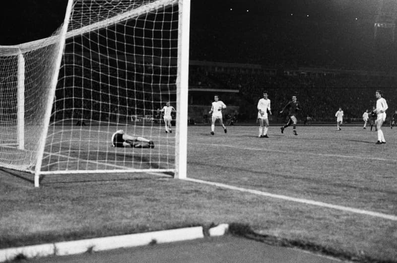 Futbalmeccsek : Újpest Dózsa-Honvéd 3:2; FTC-Vasas 1:1