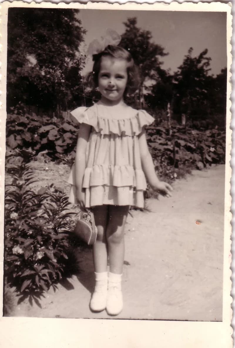 Kislány fodros ruhában 