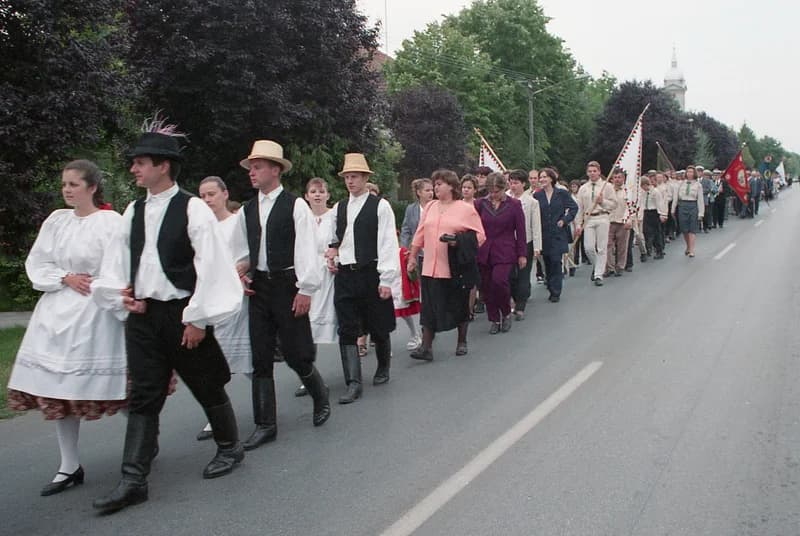 Temerin, Illés-napi menet, útban a Telep  városrészben  felépített, felszentelésre váró új templom felé