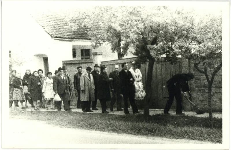 Az új pár hazakísérése a lakodalom után