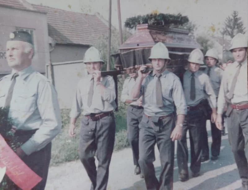 Temetési menet Gomboson