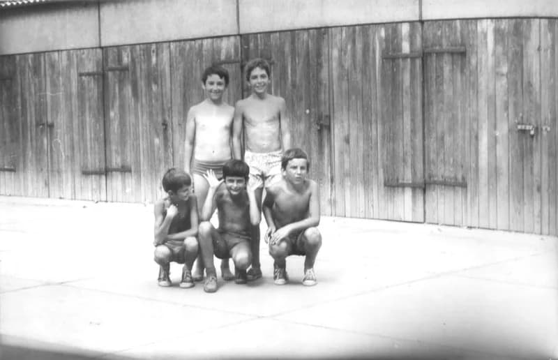 Játszó gyermekek a Mignon cukrászda mögötti lakótömb udvarán