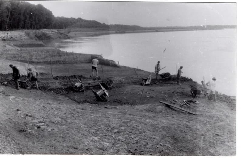 A Tisza-part előkészítése a kövezéshez