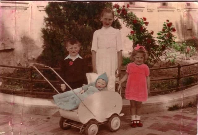 Gyerekek babakocsival