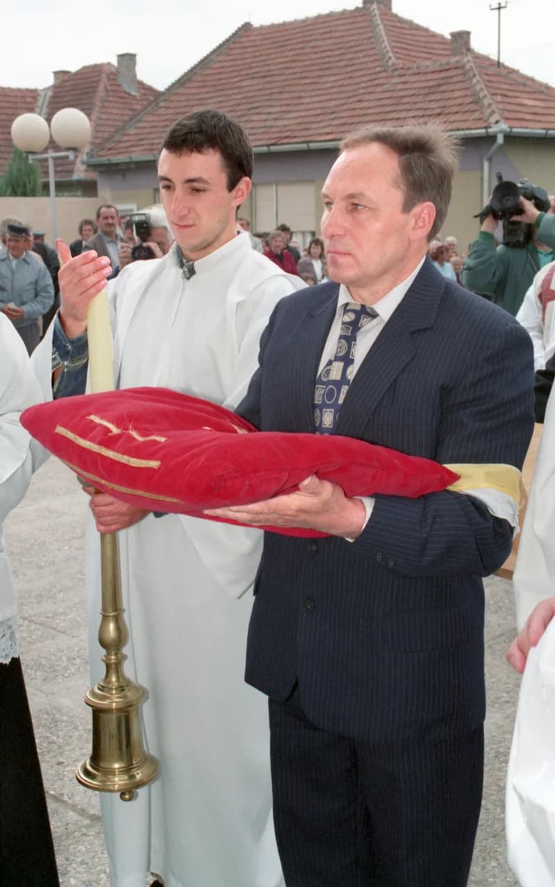 A temerini Lourdes-i Szűz Mária emléktemplom előtti események a felszentelés előtti pillanatokban